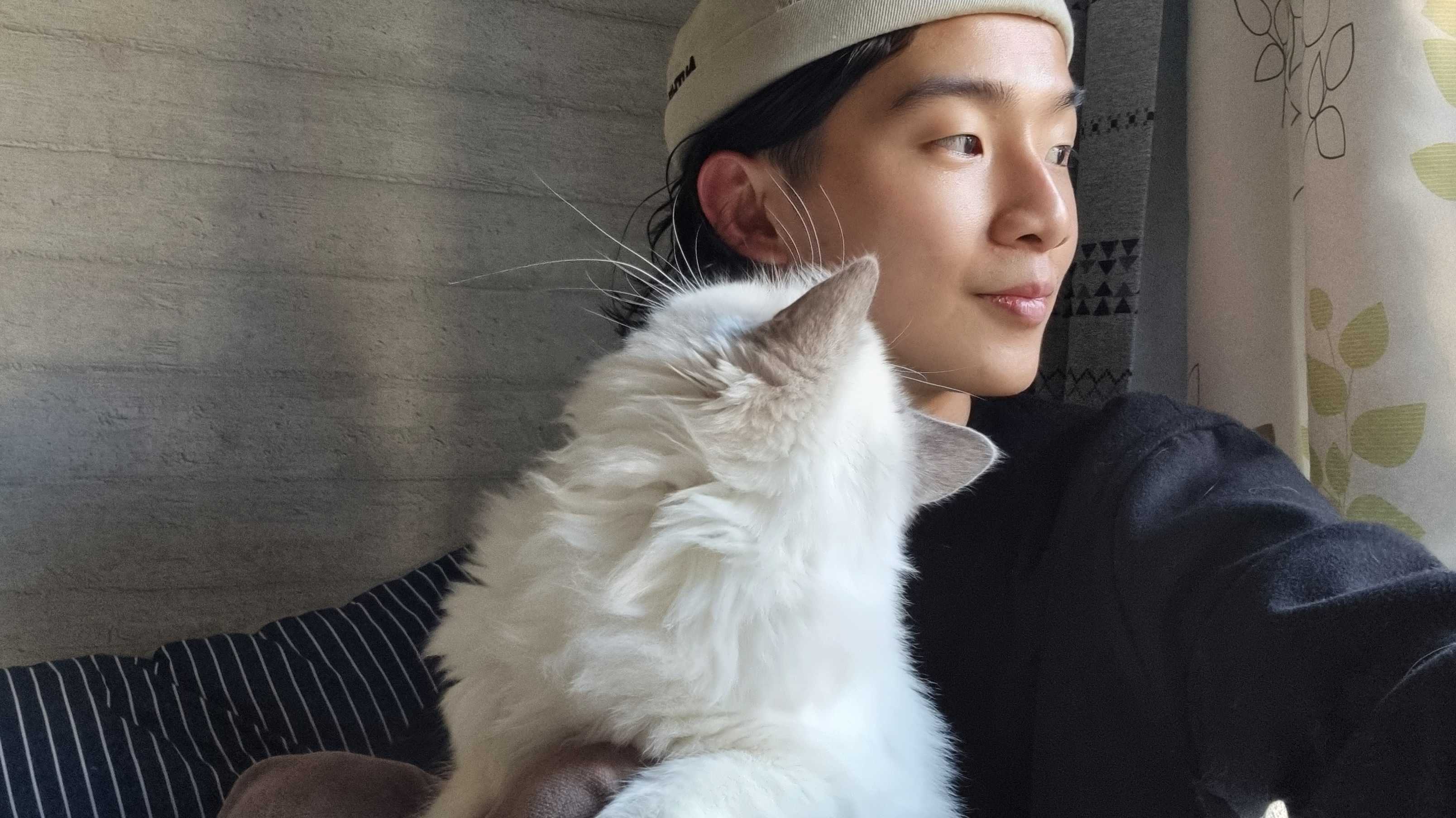 Liu Chuan Feng with a cat